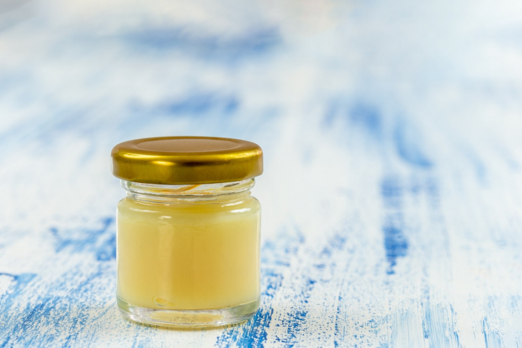 Gelée Royale - La gelée royale (royal jelly en anglais) est un produit de la ruche au même titre que le miel, la propolis, le pollen ou la cire d’abeille.